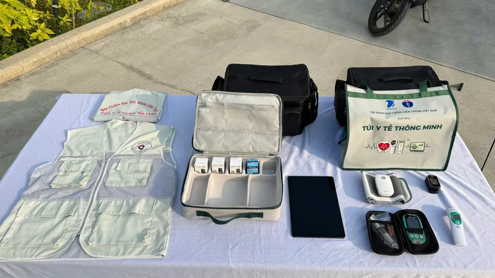 Bên trong "Túi y tế thông minh" với đầy đủ thiết bị chăm sóc y tế ban đầu