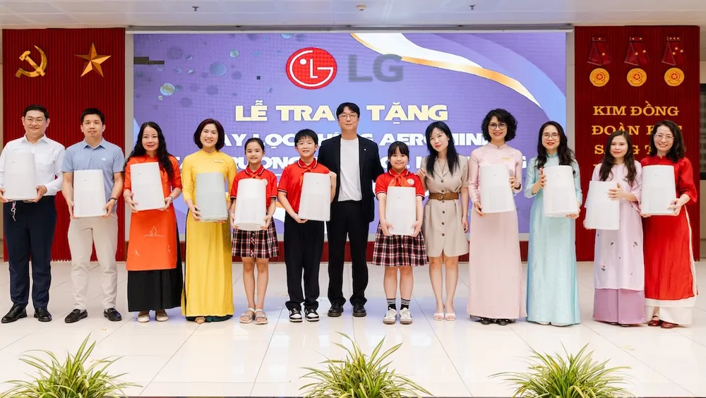 LG trao tặng 50 máy lọc không khí LG PuriCare AeroMini đến Trường Tiểu học Kim Đồng và Trường THCS Giảng Võ.jpeg