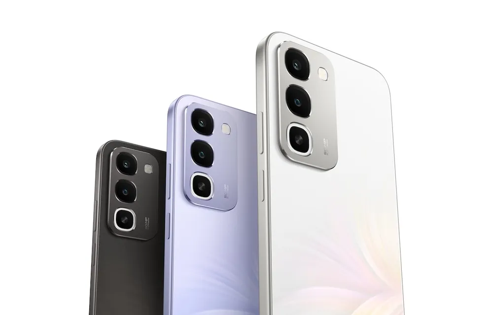 realme C100 với ba màu: Tím Khải Hoàn, Nâu Vĩnh Cửu và Trắng Vinh Quang.