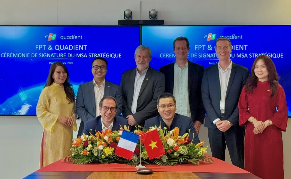 Đại diện FPT và Quadient ký kết hợp tác