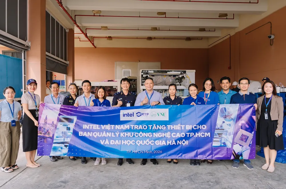 intel-vietnam-trao-tang-thiet-bi-ban-dan-01.jpg