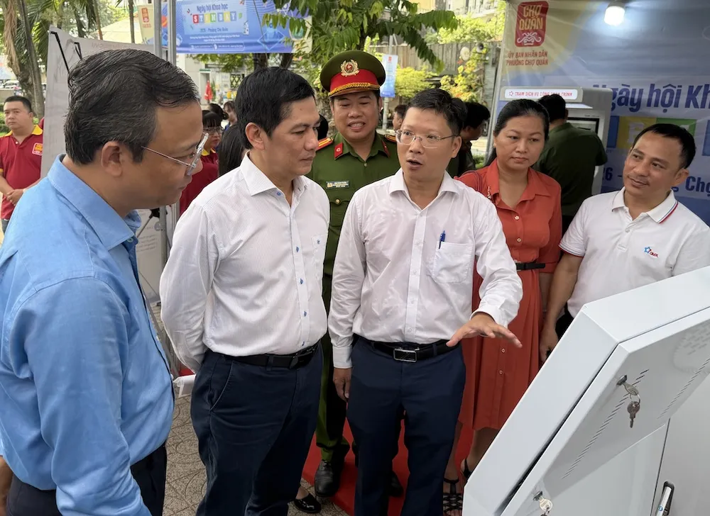 Lãnh đạo phường Chợ Quán và Sở KH-CN TPHCM cùng các tham quan không gian ứng dụng KH-CN của phường tại ngày hội