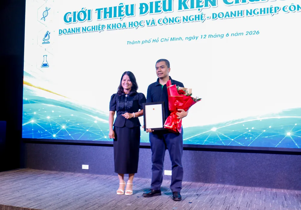 Đại diện Công ty GreenNode nhận chứng nhận chứng nhận DN KHCN - ND CNC.