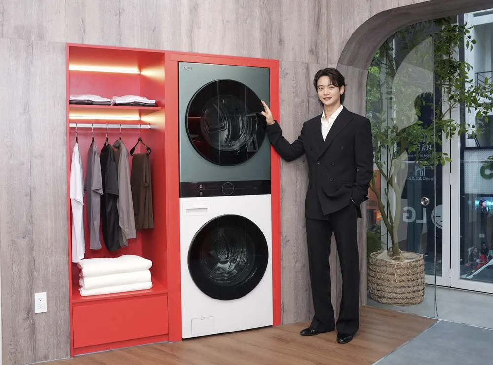 LG WashTower tự động tối ưu chu trình giặt sấy, giúp trang phục của MINHO luôn sạch thơm và được chăm sóc tối ưu.