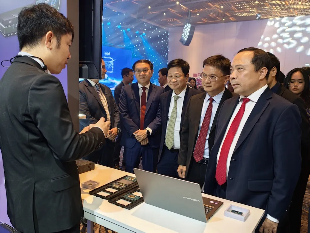 Bộ Trưởng Bộ KH-CN Vũ Hải Quân cùng các đại biểu tham quan sản phẩm của IPV trình diễn tại chương trình.