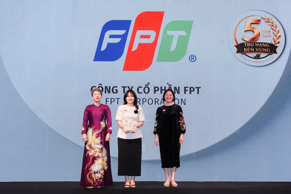 Bà Nguyễn Quỳnh Anh, Phó phòng Văn hoá Đoàn thể FPT IS, Tập đoàn FPT đại diện nhận vinh danh.