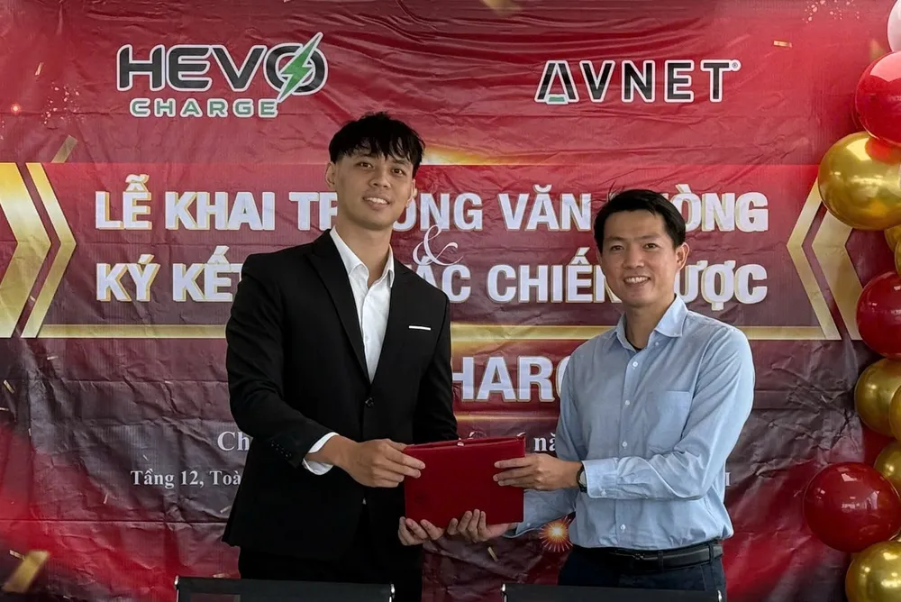 Ông Phan Minh Cường, Giám đốc điều hành của Hevo Charge (bên trái) và ông Dương Anh Quang, đại diện của Avnet, Inc., tại lễ ký kết