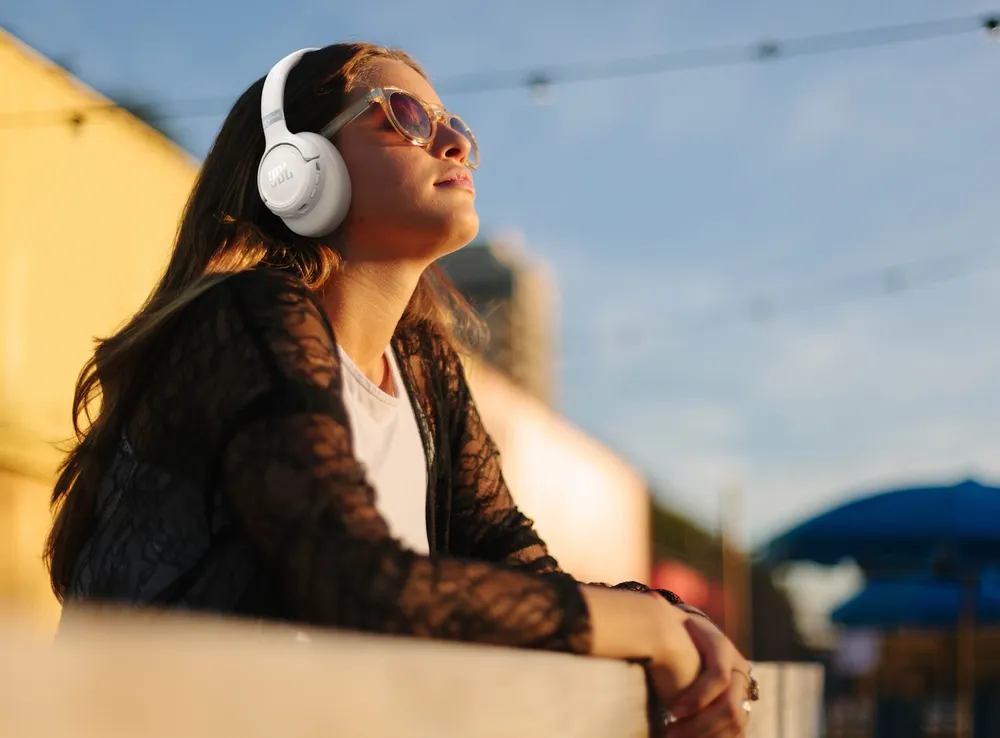 JBL Tune 780NC - tai nghe mới của JBL