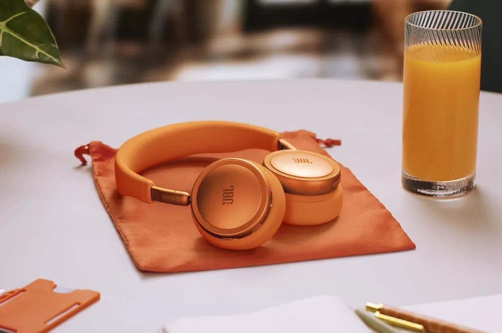 LS_JBL_Live_680NC_Lifestyle_Image_Still_Life_Orange_16x9.jpg