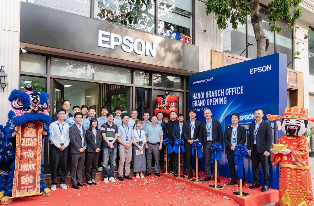 Đại diện Ban lãnh đạo Epson Đông Nam Á, Epson Việt Nam cùng các khách mời thực hiện nghi thức khai trương Văn phòng và Trung tâm Giải pháp mới tại Hà Nội.jpg