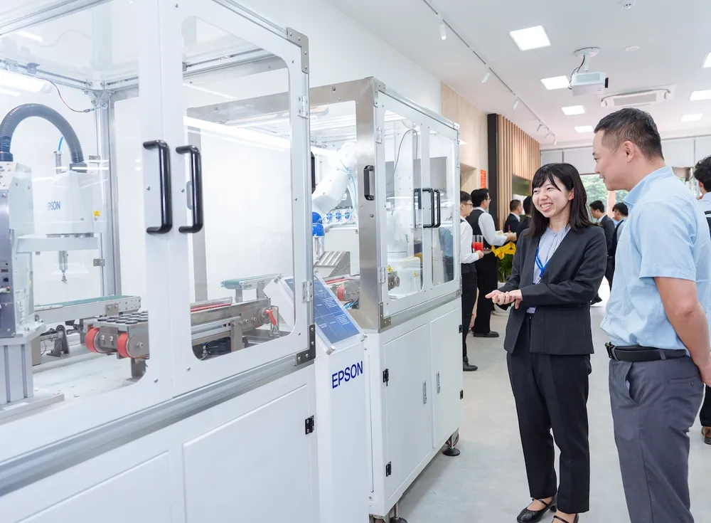Khách hàng và đối tác tìm hiểu các ứng dụng robot Epson tại không gian trải nghiệm tự động hóa
