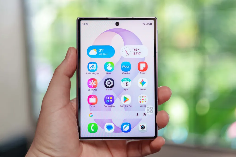 Galaxy Z Fold8 gọn gàng trong lòng bàn tay