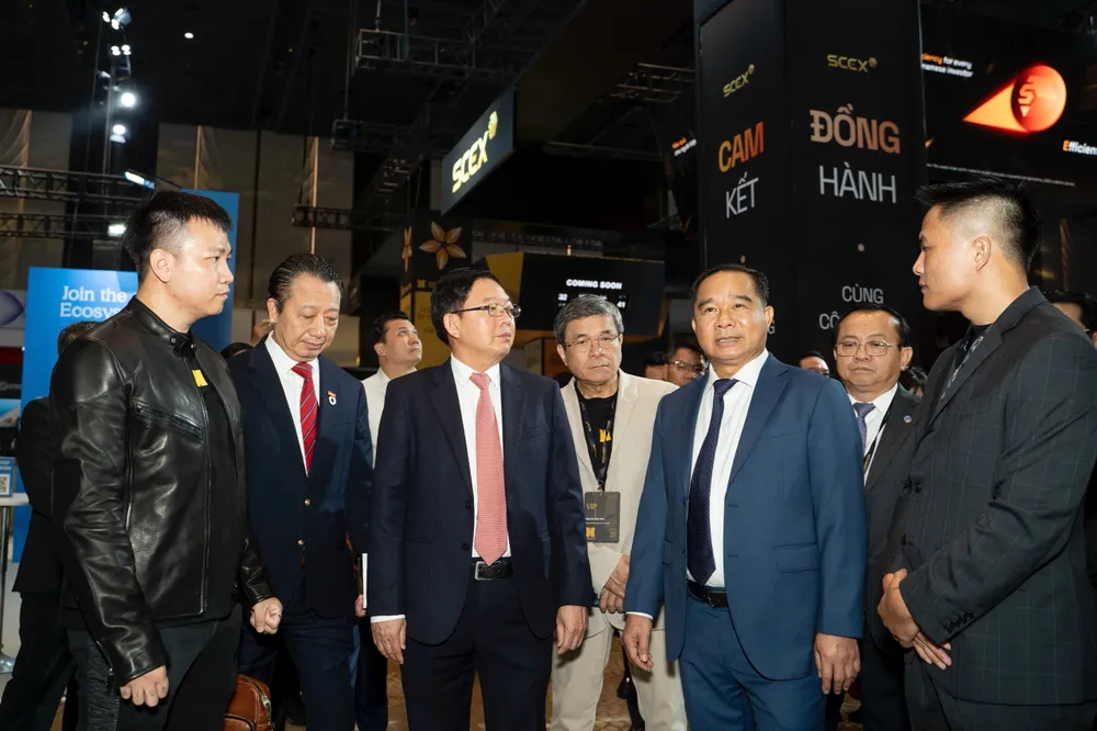 Phó Thủ tướng Hồ Quốc Dũng, Chủ tịch UBND TPHCM Nguyễn Văn Được cùng các đại biểu tham quan các gian trưng bày tại Conviction 2026.