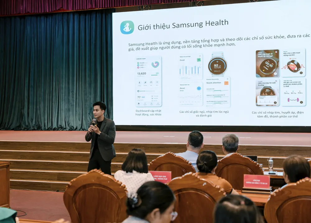 Đại diện Samsung giới thiệu Samsung Health, là ứng dụng chuyên về sức khoẻ.