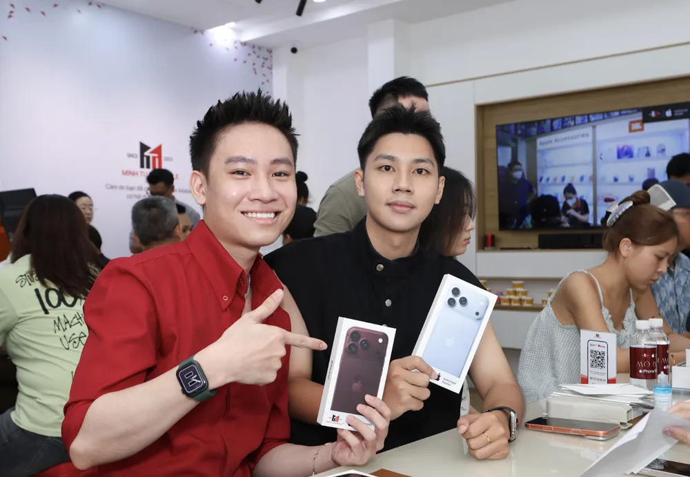 Khách hàng Minh Tuấn Mobile vui vẻ nhận iPhone 18 đúng hẹn.