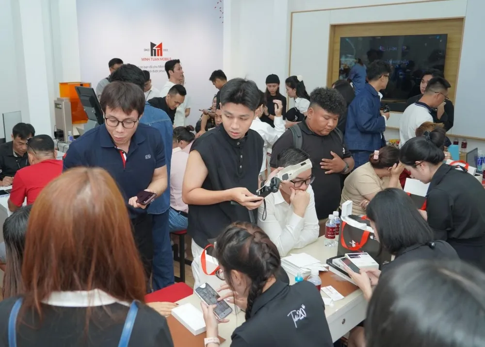 Khách hànng mua iPhone 18 tâi Minh Tuấn Mobile ngày mở bán.