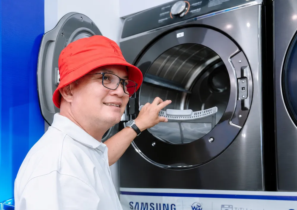 Khách hàng trải nghiệm dịch vụ tại TiTi Laundry.