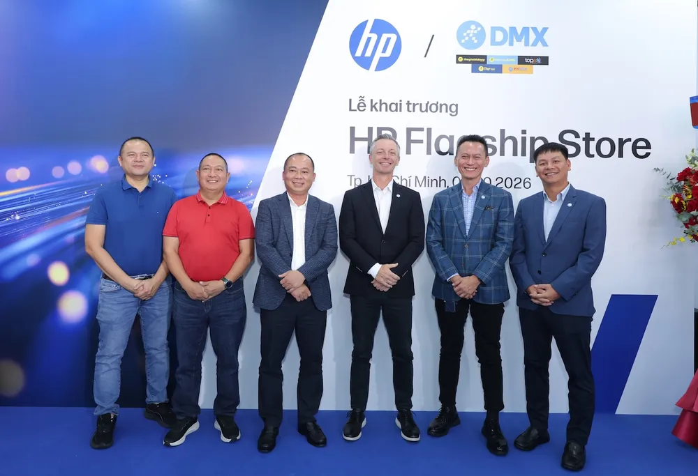 Lãnh đạo DMX và HP khai trương mô hình shop-in-shop.