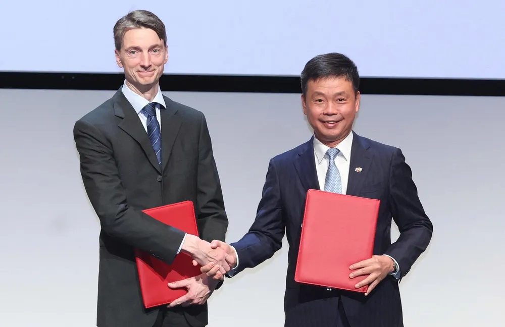 Giáo sư Joachim Mathiesen và ông Phạm Minh Tuấn trao biên bản hợp tác.