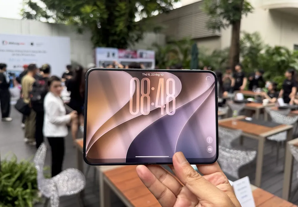 Người dùng Viêt Nam đã cầm trên tay iPhone Duo