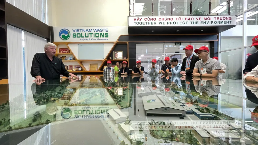 Đoàn doanh nhân tìm hiểu về quy mô của Khu liên hợp xử lý chất thải Đa Phước