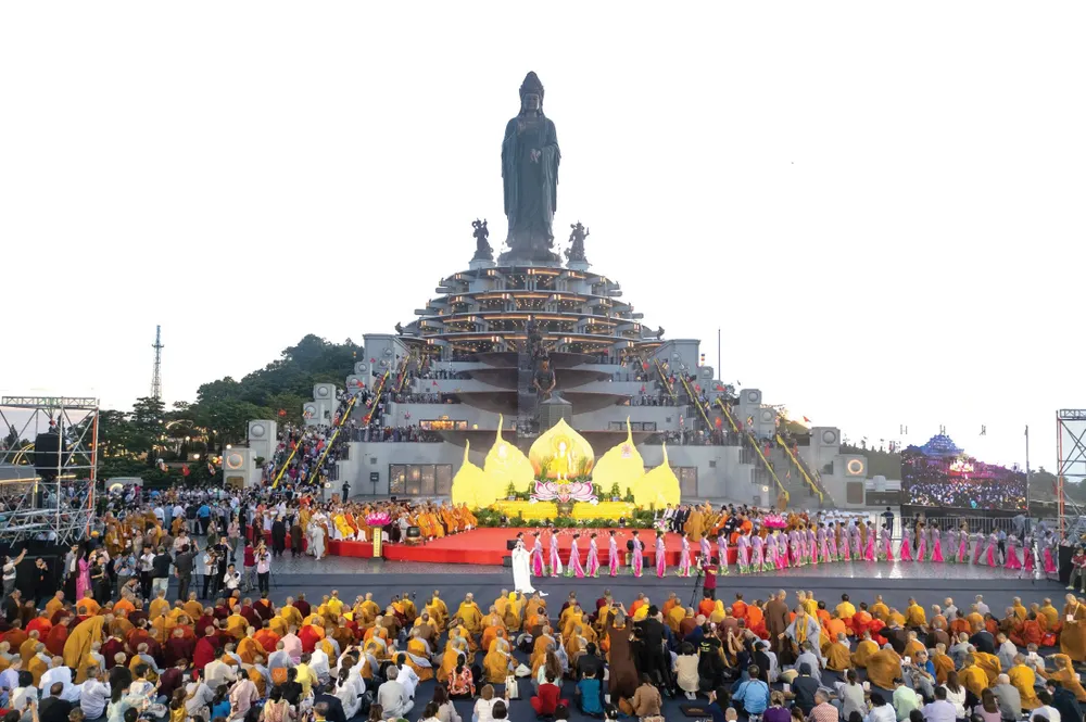 Lễ cầu nguyện hòa bình, hàng ngàn ngọn nến thắp sáng đêm Vesak tại núi Bà Đen