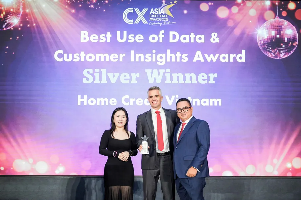 Đại diện Home Credit Việt Nam nhận giải Bạc hạng mục Best Use of Data and Customer Insight tại CX Asia Excellence Awards 2026, Singapore, ngày 17/6.
