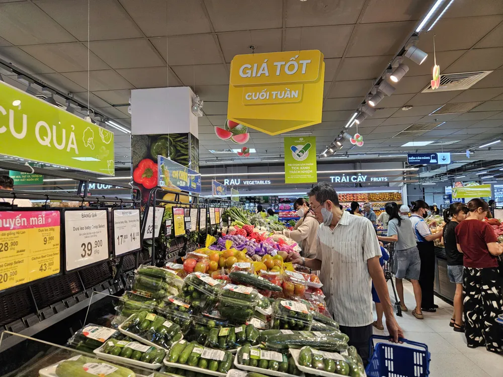 Người tiêu dùng chọn mua hàng tại siêu thị Co.opmart (ẢNH: PHÚC ANH)