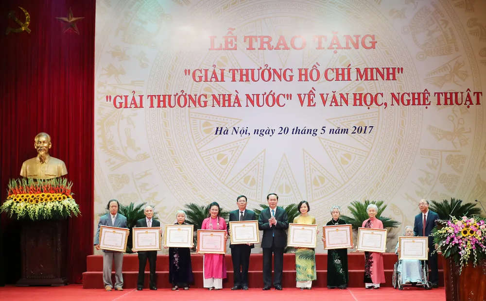 Chủ tịch nước Trần Đại Quang trao bằng khen cho các tác giả đoạt giải