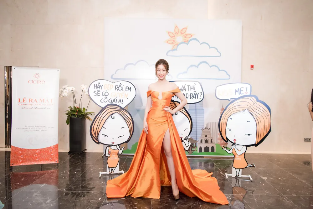 Hoa hậu Mỹ Linh và á hậu Huyền My rạng rỡ thu hút mọi ánh nhìn ảnh 2