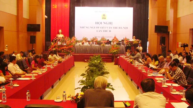 Tuổi của hội viên Hội Nhà văn Hà Nội đã vượt ngưỡng 60 ảnh 1