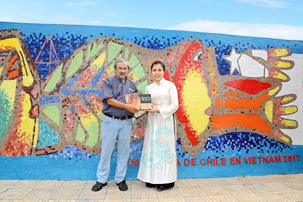 Họa sĩ Chile ghi dấu ấn trên Con đường gốm sứ ảnh 1