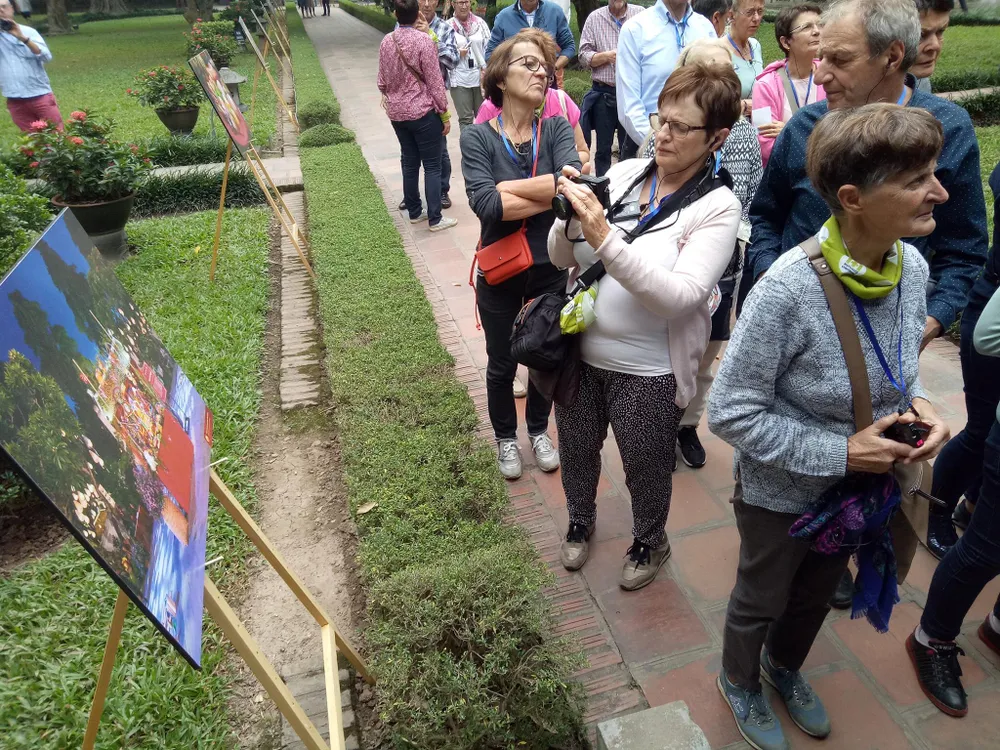 Du khách tham quan khu trưng bày tại triển lãm ảnh Thu Vọng Nguyệt 