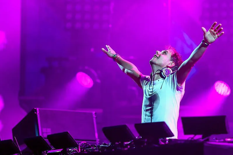 Lộ sân khấu “khủng” của huyền thoại DJ Armin van Buuren ảnh 1