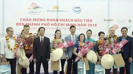 Lãnh đạo UBND TPHCM, ngành du lịch TPHCM đón đoàn khách quốc tế "xông đất" du lịch TPHCM sáng 1-1-2018. Ảnh: ĐÌNH DƯ