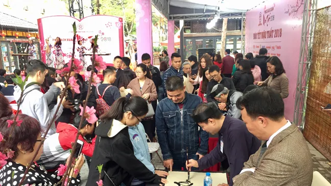 Rộn ràng Phố sách Hà Nội khai xuân ảnh 2