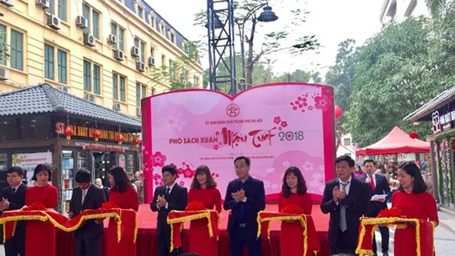 Rộn ràng Phố sách Hà Nội khai xuân ảnh 1