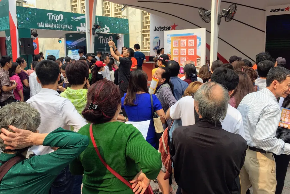 Nhiều người đến hội chợ  du lịch từ lúc chưa khai mạc để xếp hàng săn vé máy bay giá rẻ