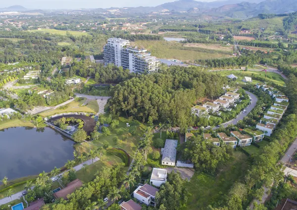 Tòa nhà nghỉ dưỡng được bao phủ bằng 76.000 cây xanh ảnh 1