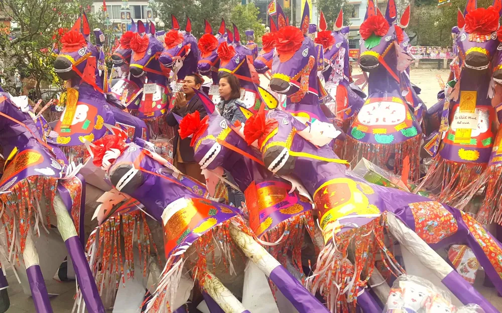 "Choáng" với đàn ngựa giấy khổng lồ ở đền Bảo Hà ảnh 6