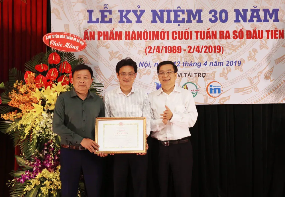 Kỷ niệm 30 năm ngày ấn phẩm Hà Nội mới cuối tuần ra số đầu tiên ảnh 1
