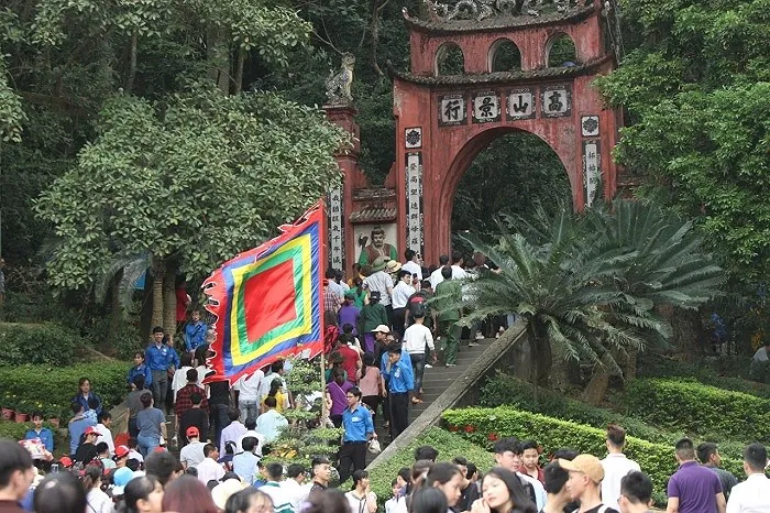 Dâng hương tưởng niệm các vua Hùng ảnh 2