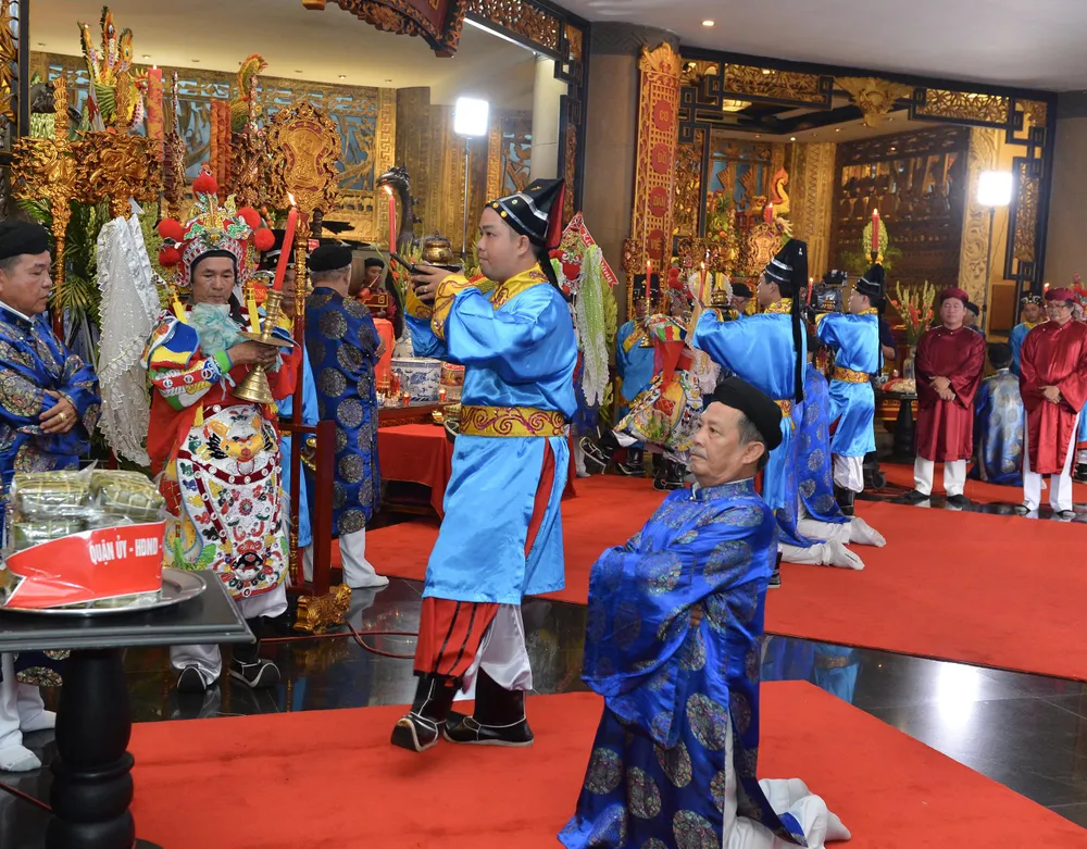 Dâng hương tưởng niệm các vua Hùng ảnh 7