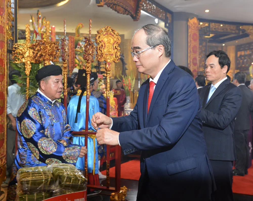 Dâng hương tưởng niệm các vua Hùng ảnh 5