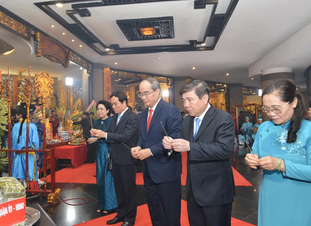 Dâng hương tưởng niệm các vua Hùng ảnh 4