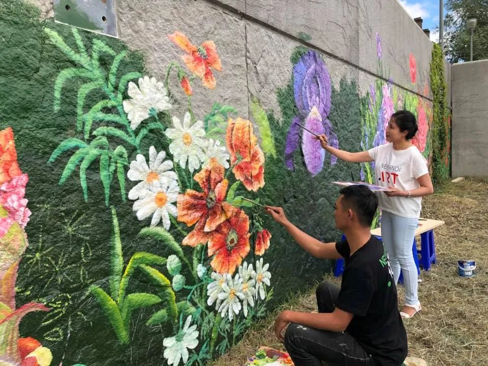 Bức tranh mùa xuân  Pháp- Việt bên dòng sông Seine được thực hiện bởi 5 họa sĩ đến từ Việt Nam