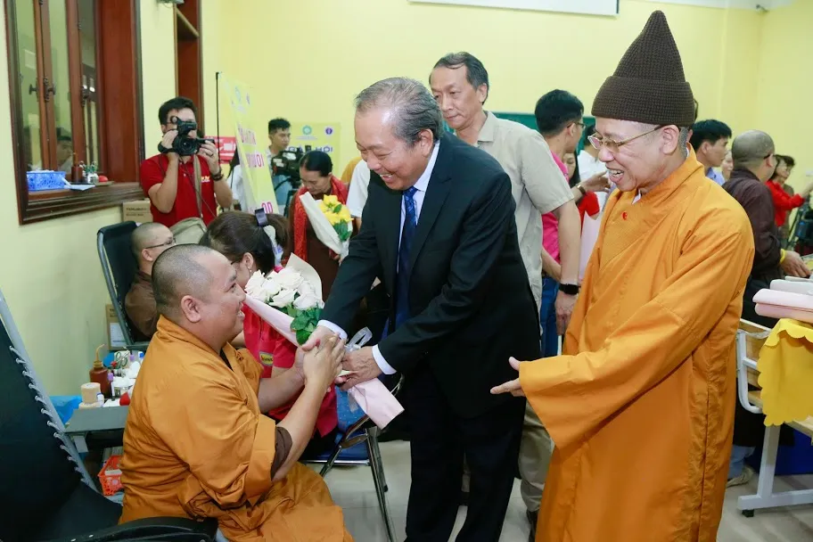 Hàng trăm tăng ni, phật tử tham dự ngày hội Hiến máu cứu người - Hành Bồ Tát đạo ảnh 2
