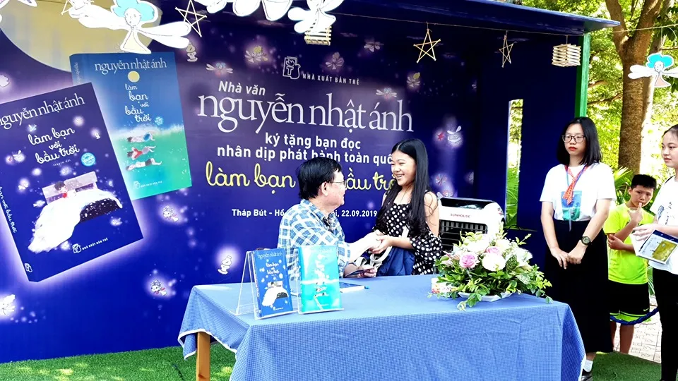 Hàng nghìn bạn đọc Hà Nội say sưa “Làm bạn với bầu trời” ảnh 4