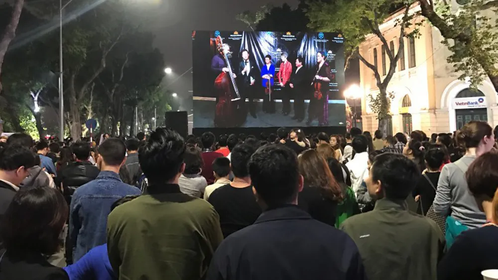 Nhạc trưởng lừng danh Sir Simon Rattle sẽ biểu diễn tại Hồ Hoàn Kiếm