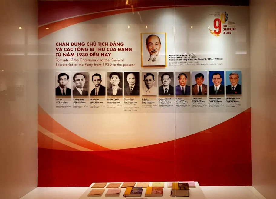Trưng bày chuyên đề "Tự hào 90 năm Đảng Cộng sản Việt Nam - Một chặng đường vẻ vang" ảnh 1
